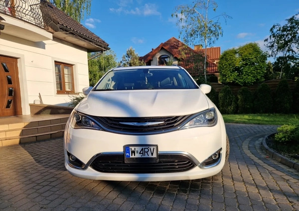 Chrysler Pacifica cena 114900 przebieg: 146000, rok produkcji 2018 z Otwock małe 704